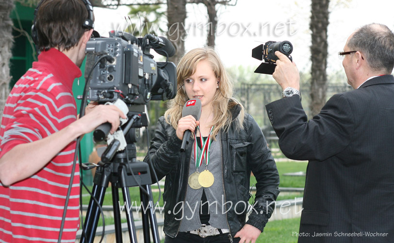 Ariella Kaeslin beim Fernsehtermin EM Mailand 2009 Kunstturnen