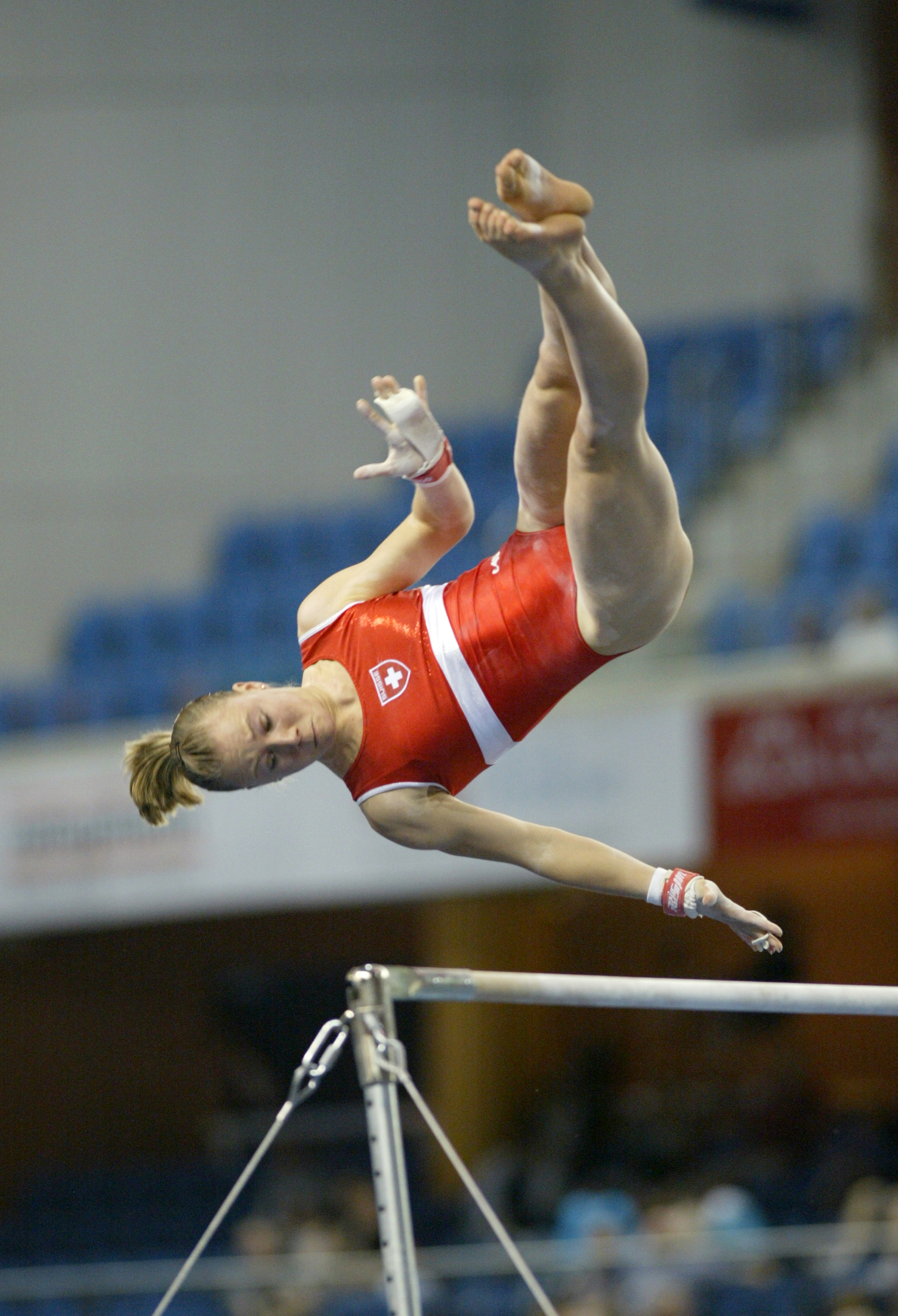 Ariella Kaeslin am Stufenbarren