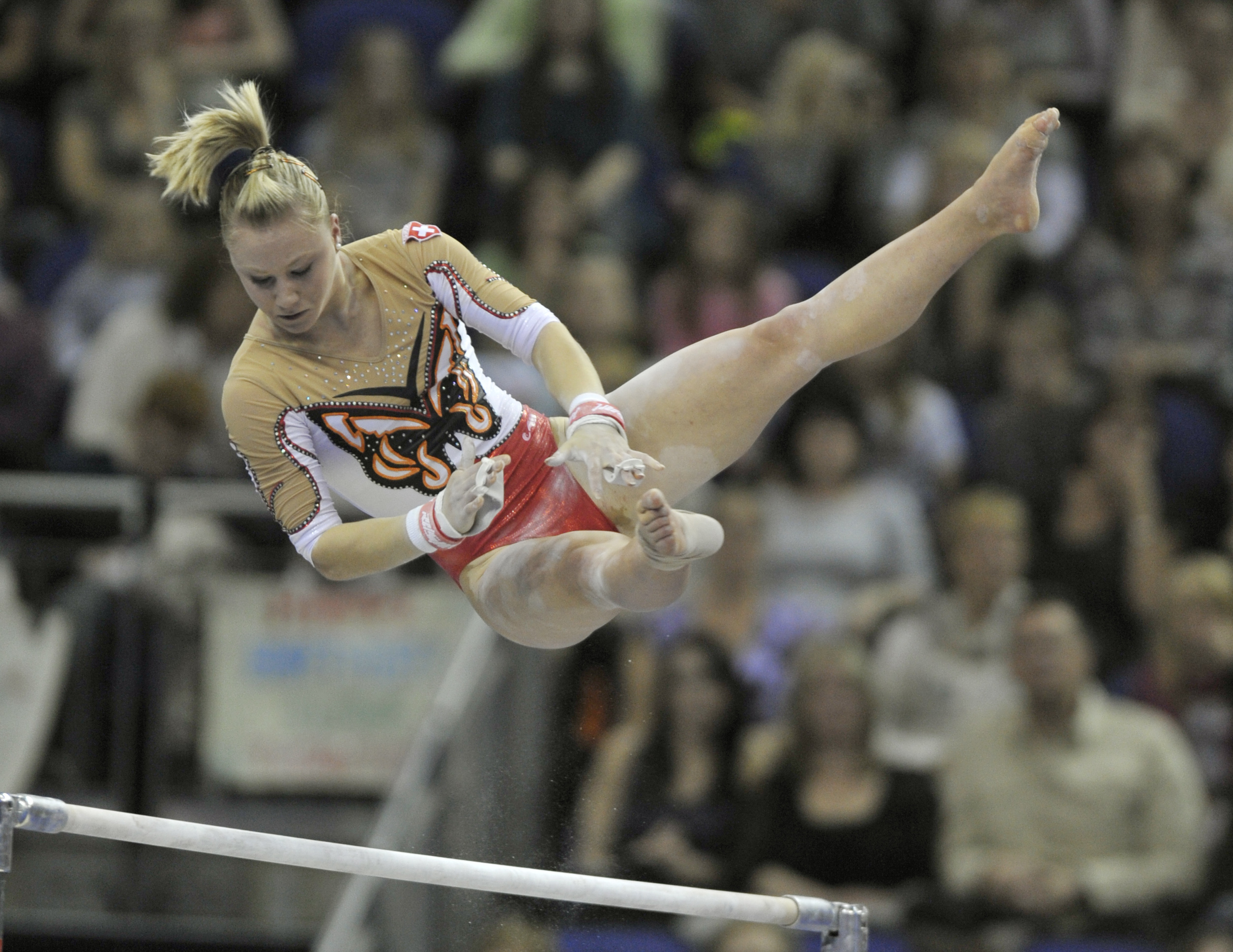 Ariella Kaeslin am Stufenbarren