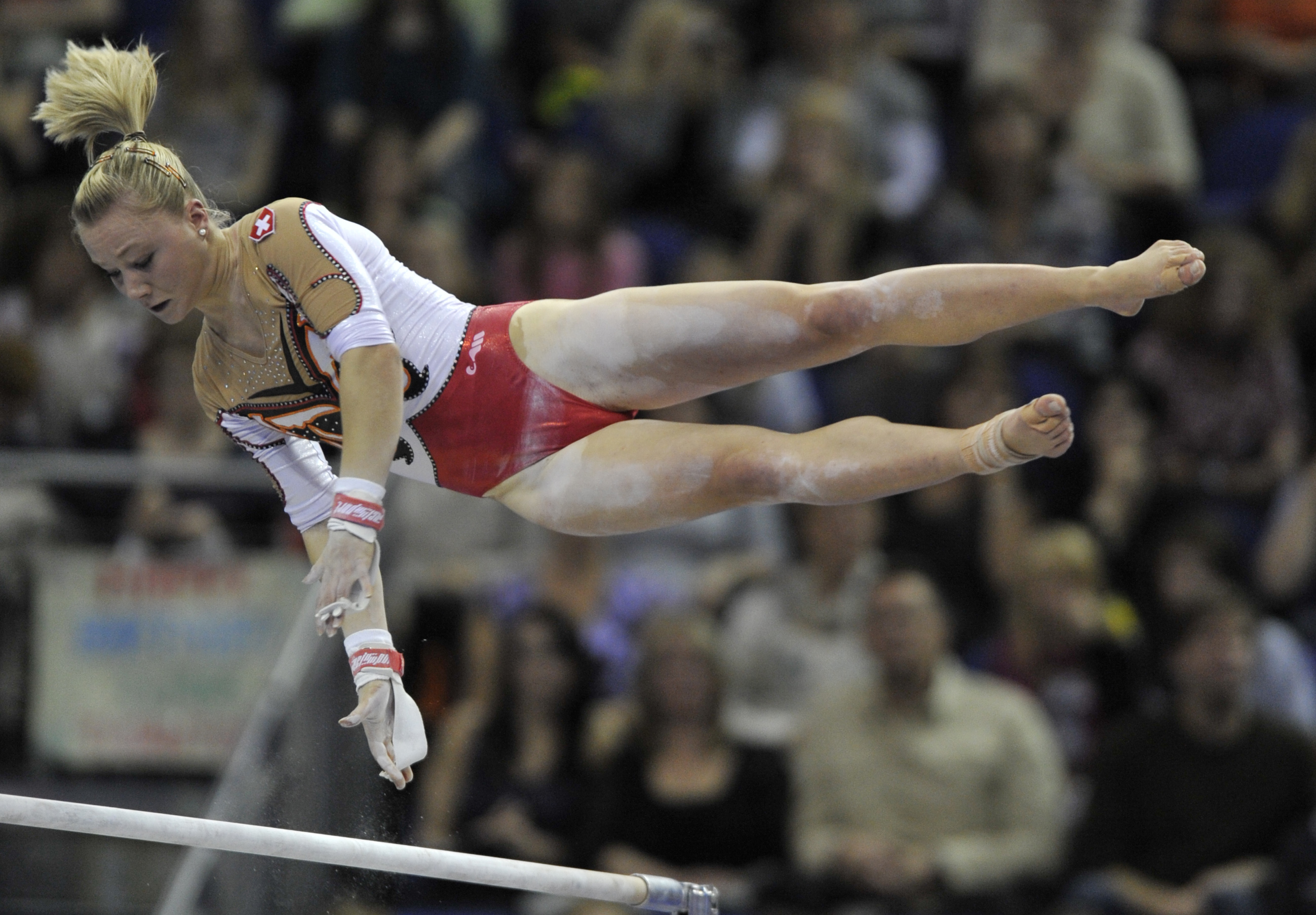 Ariella Kaeslin am Stufenbarren