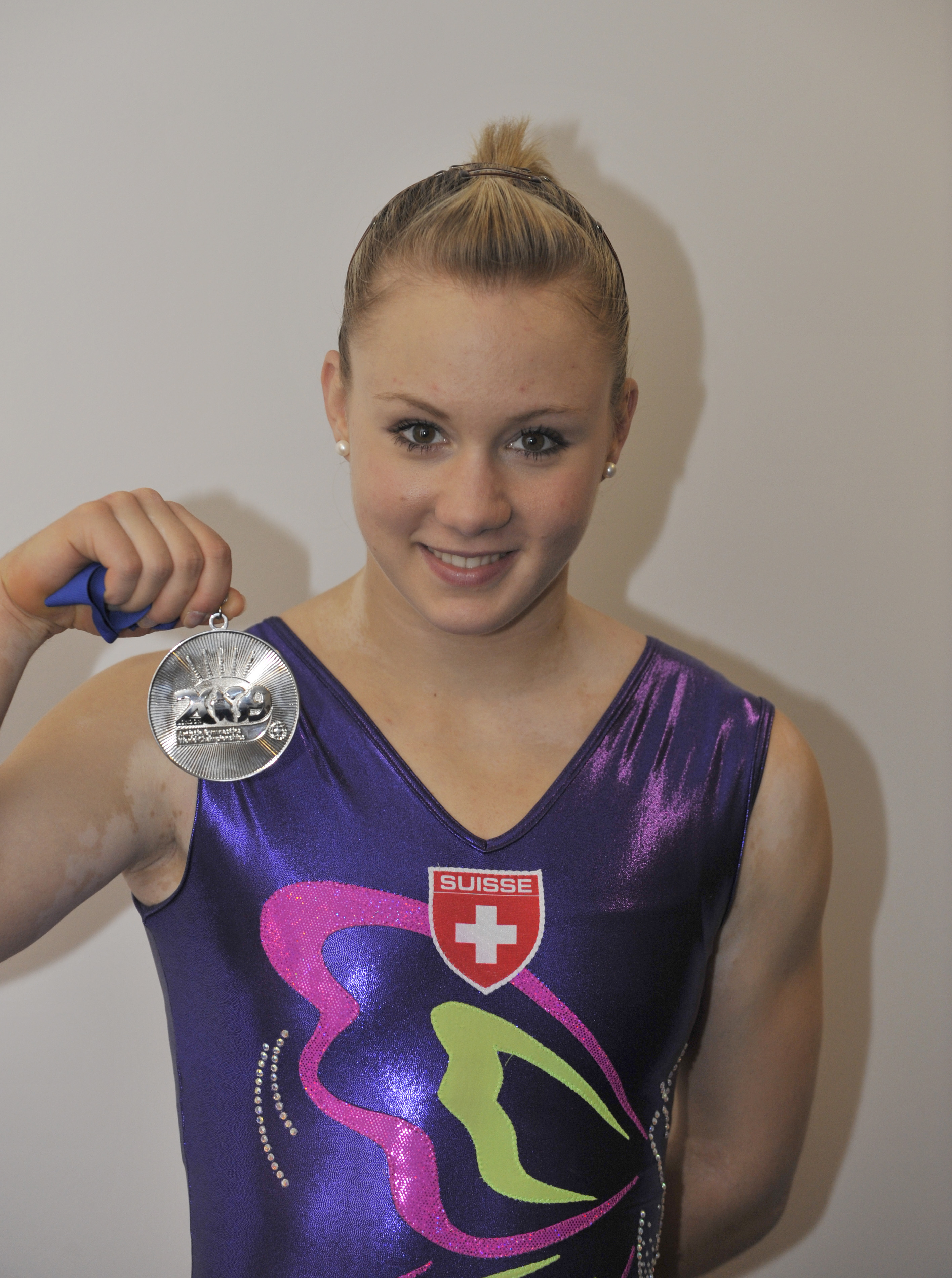 Ariella Kaeslin mit ihrer Silberdedaille