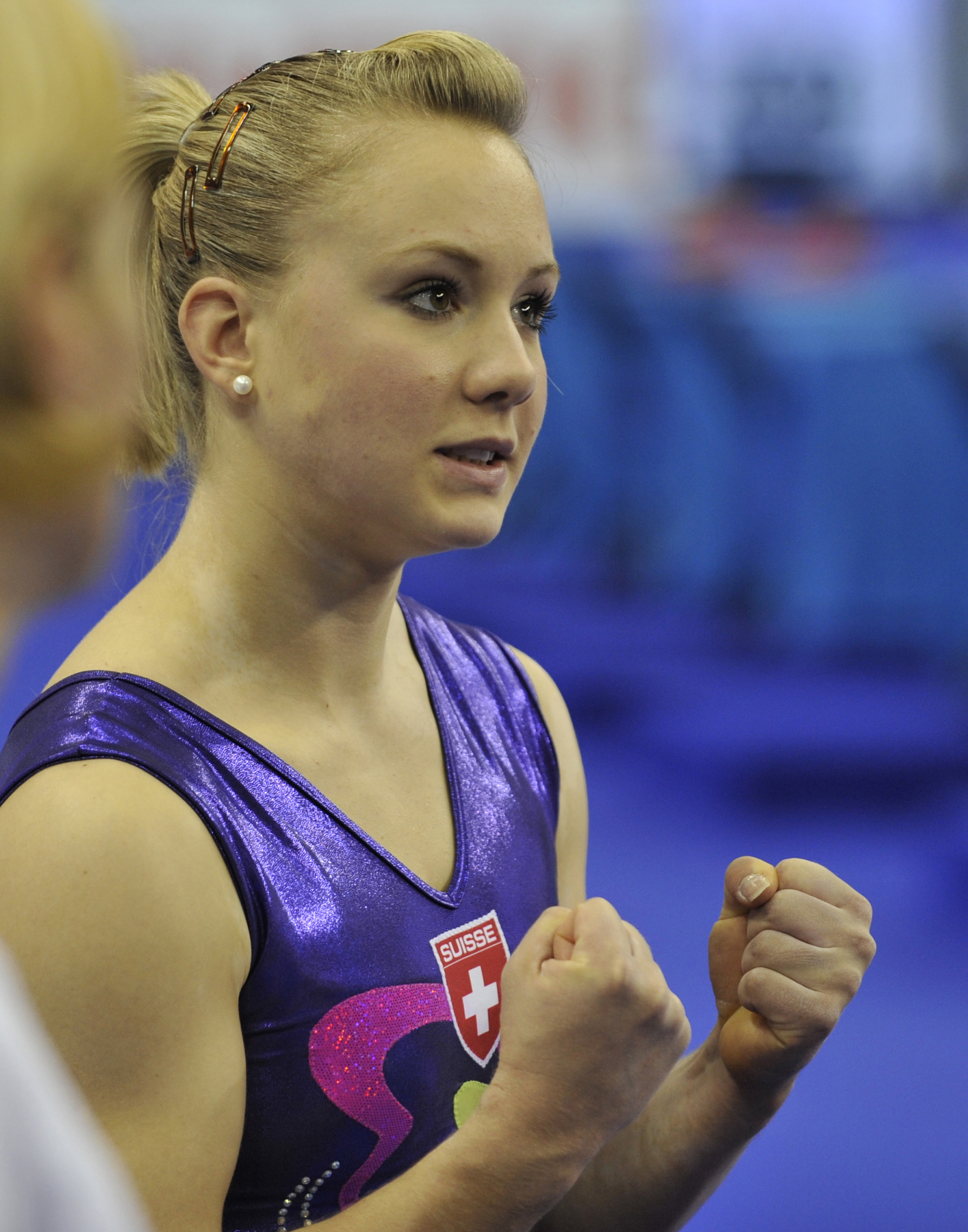 Ariella Kaeslin freut sich über die Silbermedaille