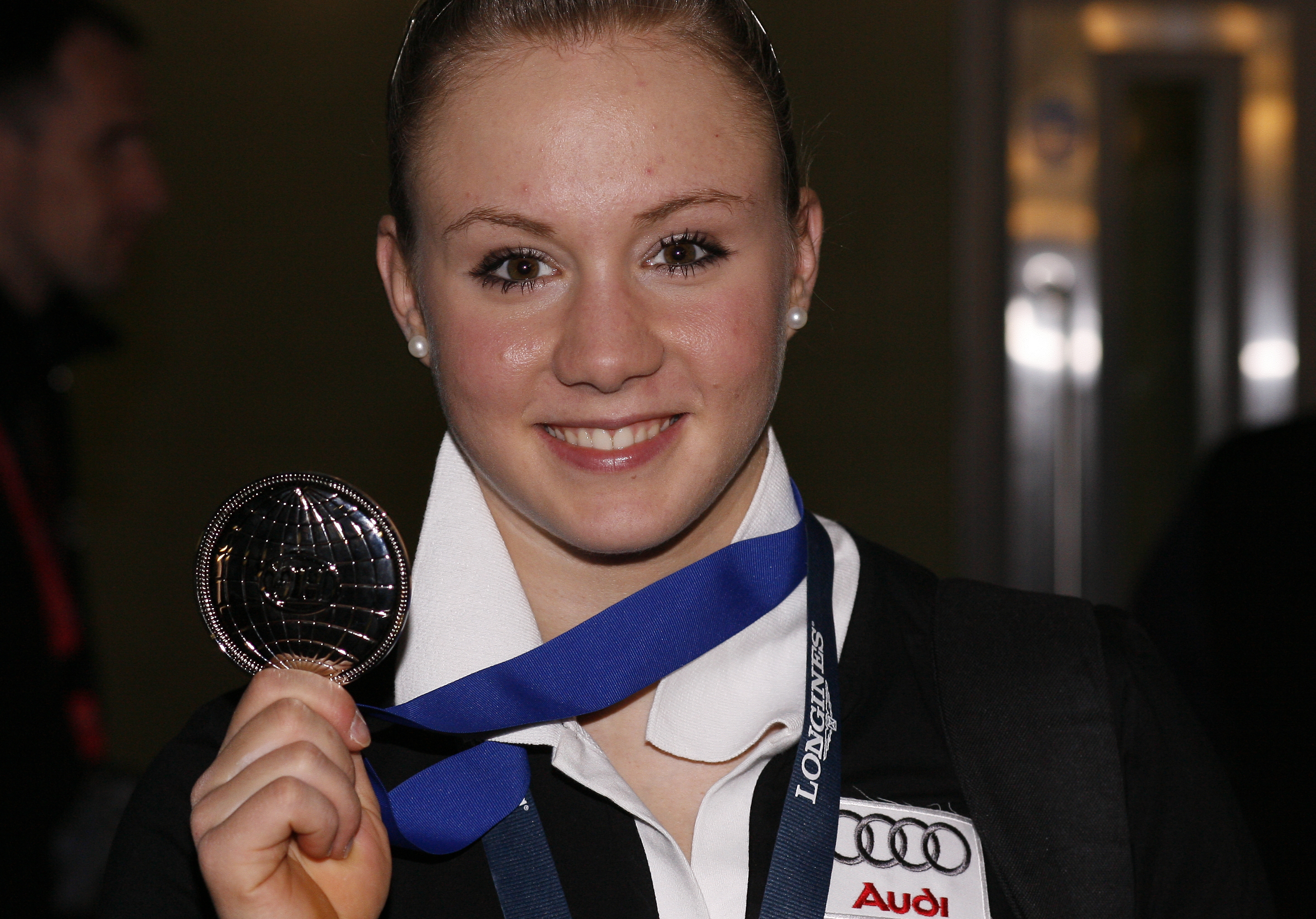 Ariella Kaeslin mit ihrer Silberdedaille