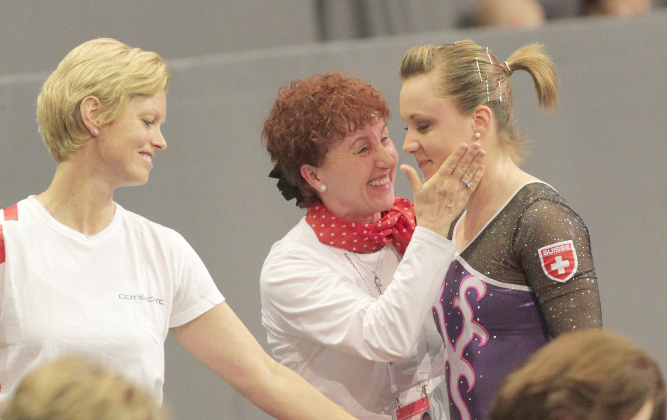 Ariella Kaeslin mit Trainerin und Physiotherapeutin