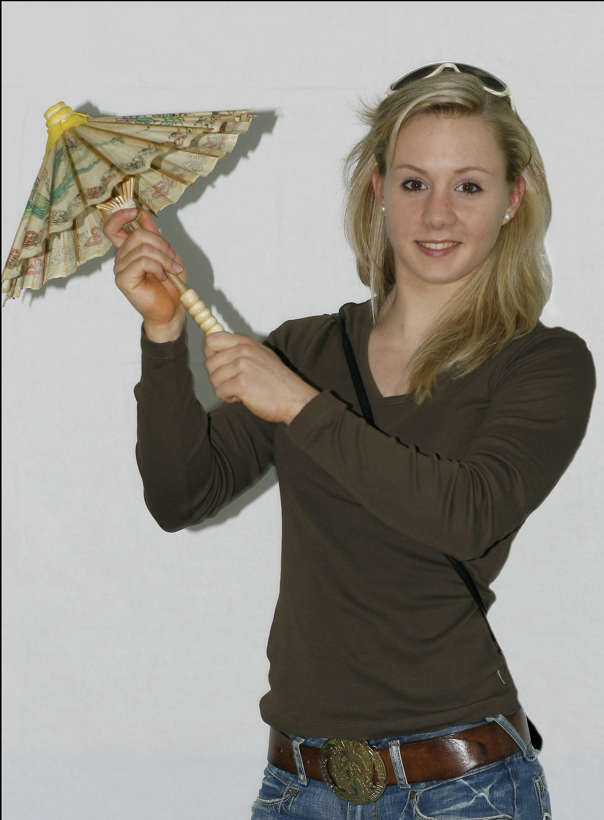 Ariella Kaeslin mit Schirm