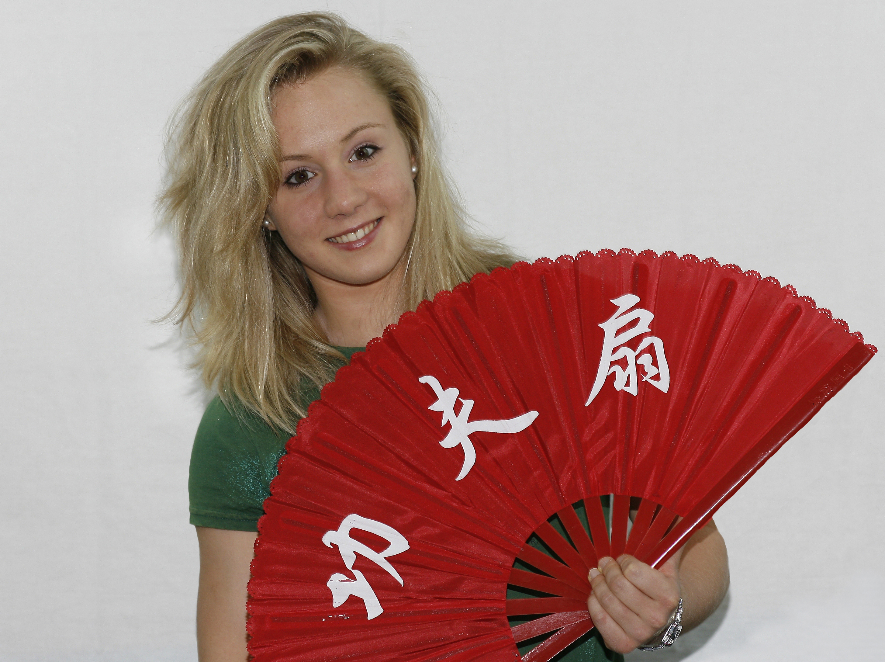 Ariella Kaeslin mit chinesischem Faecher