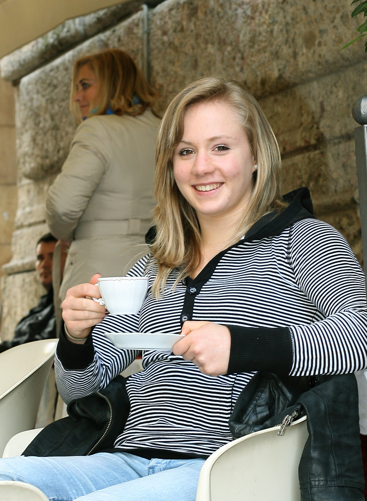 Ariella im Café in Mailand