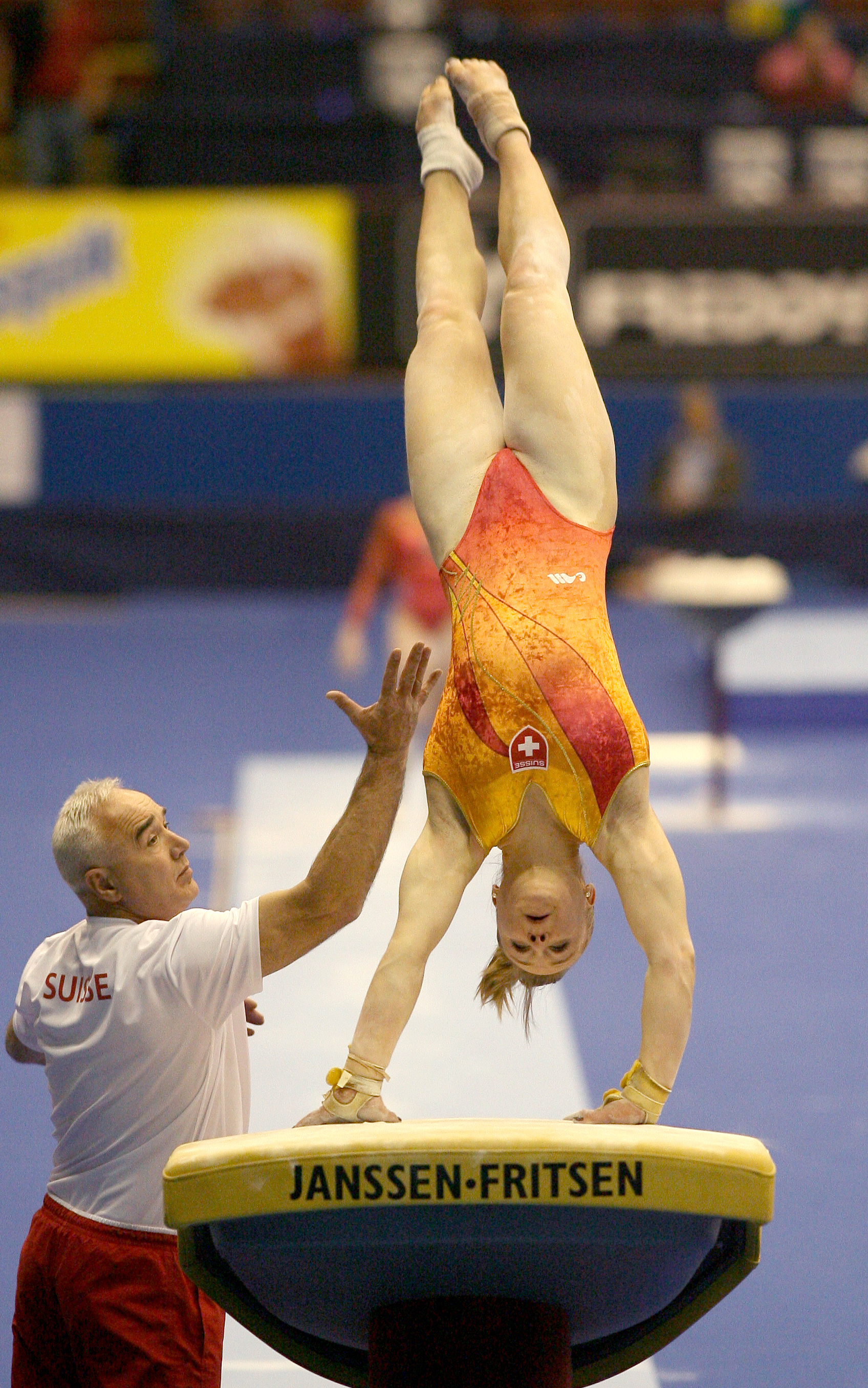 Ariella am Sprung mit Trainer Zoltan Jordanov