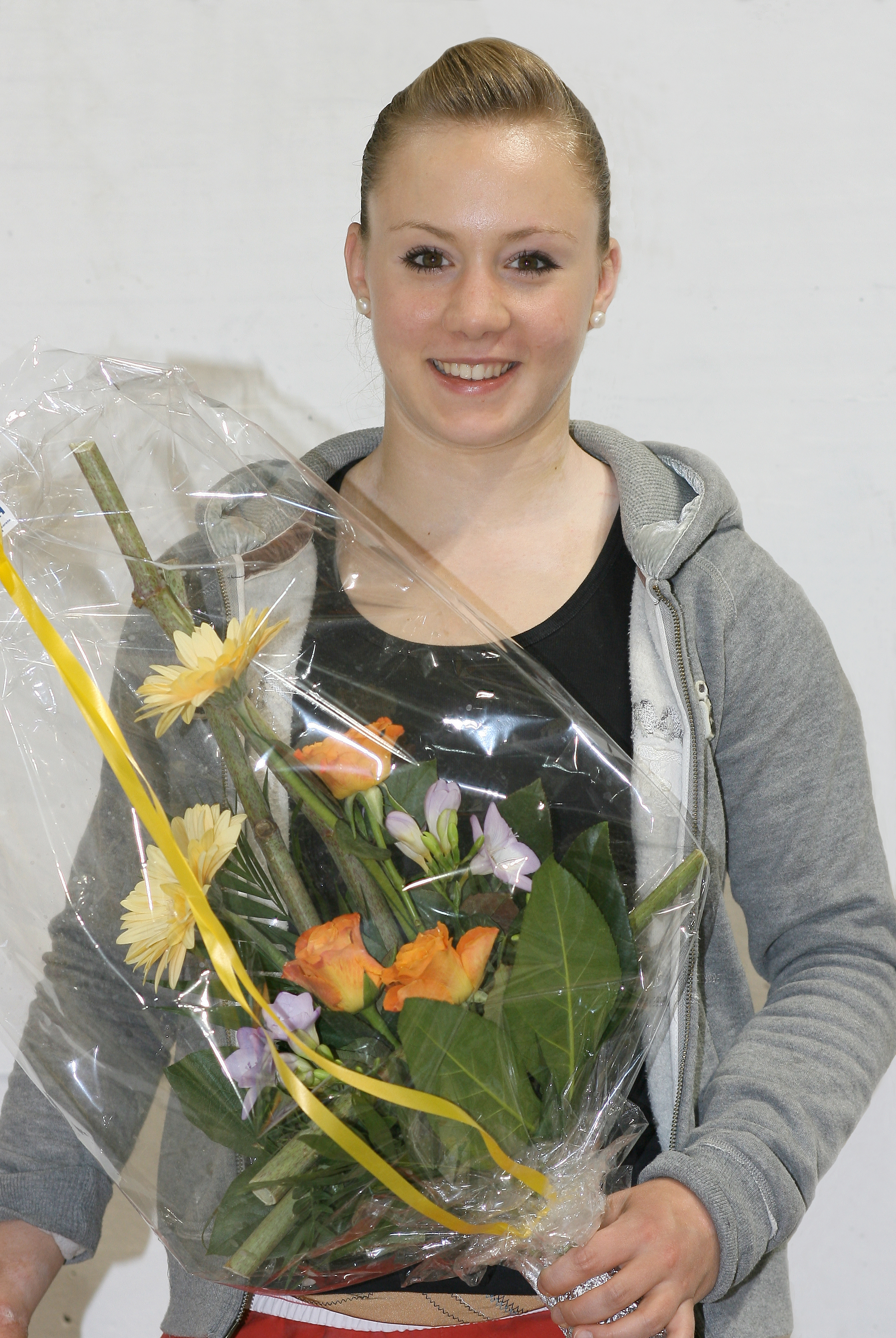 Ariella Kaeslin mit Blumenstrauss