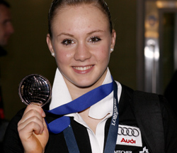 Ariella Kaeslin mit ihrer Silbermedaille