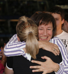 Ariella Kaeslin umarmt ihre Mutter Heidi