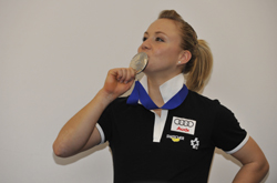 Ariella Kaeslin mit ihrer Silbermedaille