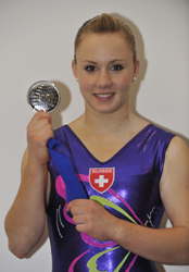 Ariella Kaeslin mit ihrer Silberdedaille