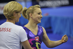 Ariella Kaeslin mit ihrer Physiotherapeutin Dorothee