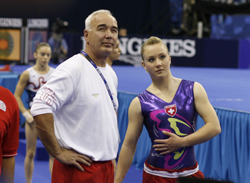 Ariella Kaeslin mit ihrem Trainer Zoltan Jordanov