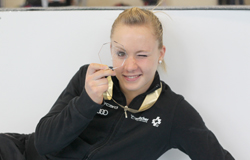 Ariella Kaeslin mit der Goldmedaille