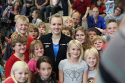 Ariella Kaeslin mit ihren jungen Fans