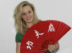 Ariella Kaeslin mit chinesischem Faecher