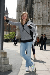 Ariella beim Dom in Mailand