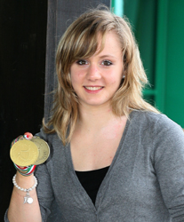 Ariella mit beiden Medaillen Gold und Bronze