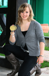 Ariella mit beiden Medaillen Gold und Bronze